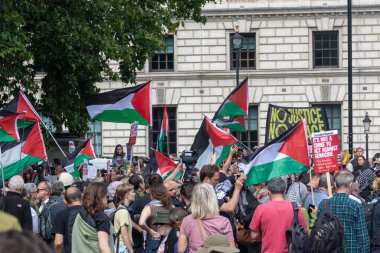 Londra, Birleşik Krallık, 6 Eylül 2025 - Parilament Meydanı 'nda Filistin yanlısı Protestocular, Filistin Devleti bayrağını dalgalandırın