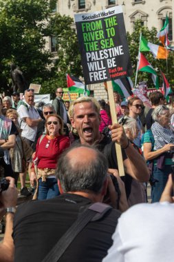 Londra, Birleşik Krallık, 6 Eylül 2025 - Parilament Meydanı 'ndaki Filistin yanlısı protestocular, protestoculardan birini tutuklarken polise bağırdı