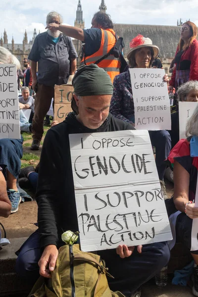 Londra, Birleşik Krallık, 6 Eylül 2025 - Parilament Meydanı 'ndaki Pro Filistin Protestocuları 