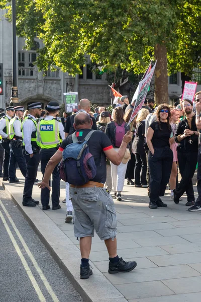 Londra, Birleşik Krallık, 6 Eylül 2025: - Parilament Meydanı 'nda Pro Filistin Protestocuları, parlamentoda dans eden bir adam