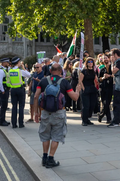 Londra, Birleşik Krallık, 6 Eylül 2025: - Parilament Meydanı 'nda Pro Filistin Protestocuları, parlamentoda dans eden bir adam
