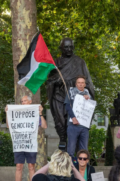 Londra, Birleşik Krallık, 6 Eylül 2025 - Parilament Meydanı 'ndaki Pro Filistin Protestocuları 