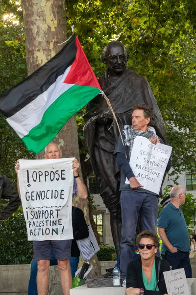 Londra, Birleşik Krallık, 6 Eylül 2025 - Parilament Meydanı 'ndaki Pro Filistin Protestocuları 