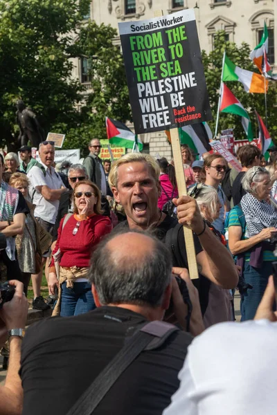 Londra, Birleşik Krallık, 6 Eylül 2025 - Parilament Meydanı 'ndaki Filistin yanlısı protestocular, protestoculardan birini tutuklarken polise bağırdı