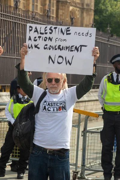Londra, Birleşik Krallık, 6 Eylül 2025 Parilament Meydanı 'nda Pro Filistin Protestocuları, İngiltere Başbakanı' ndan harekete geçmesini istiyor.