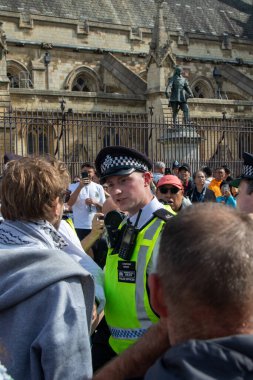 Londra, Birleşik Krallık, 6 Eylül 2025 - Parlamento Meydanı 'ndaki Filistin yanlısı protestocular bir dizi polisle konuştu