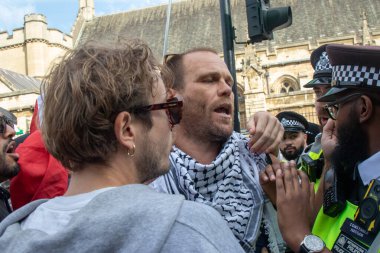 Londra, Birleşik Krallık, 6 Eylül 2025 - Pro Filistin Protestocuları Meclis Meydanı 'ndaki polis üyelerine açıklama yaptı