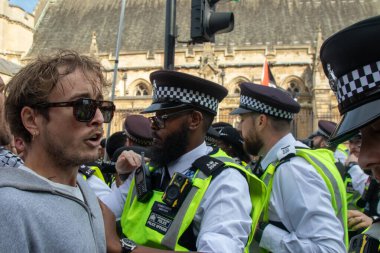 Londra, Birleşik Krallık, 6 Eylül 2025 - Pro Filistin Protestocuları Meclis Meydanı 'ndaki polis üyelerine açıklama yaptı