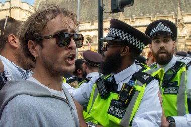 Londra, Birleşik Krallık, 6 Eylül 2025 - Pro Filistin Protestocuları Meclis Meydanı 'ndaki polis üyelerine açıklama yaptı