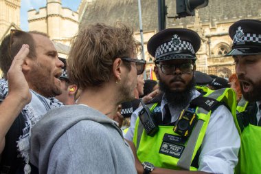 Londra, Birleşik Krallık, 6 Eylül 2025 - Pro Filistin Protestocuları Meclis Meydanı 'ndaki polis üyelerine açıklama yaptı