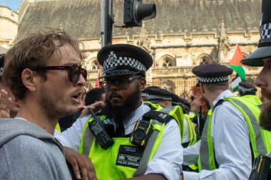 Londra, Birleşik Krallık, 6 Eylül 2025 - Pro Filistin Protestocuları Meclis Meydanı 'ndaki polis üyelerine açıklama yaptı