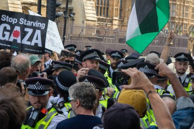 Londra, Birleşik Krallık, 6 Eylül 2025: - Parlamento Meydanı 'ndaki Pro Filistin Protestocuları Metropolitan Polis Teşkilatı üyelerini çevreledi