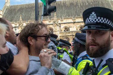 Londra, Birleşik Krallık, 6 Eylül 2025: - Filistin yanlısı protestocular Meclis Meydanı 'nda polisle boğuşuyor