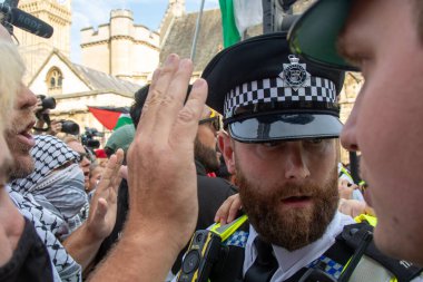 Londra, Birleşik Krallık, 6 Eylül 2025: - Filistin yanlısı protestocular Meclis Meydanı 'nda polisle boğuşuyor
