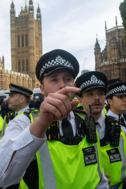 Londra, Birleşik Krallık, 6 Eylül 2025: - Polis memurları Parlamento Meydanı 'nda Filistin yanlısı protestocular sıraya dizildi
