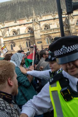 Londra, Birleşik Krallık, 6 Eylül 2025: - Filistin yanlısı protestocular Meclis Meydanı 'nda polisle boğuşuyor