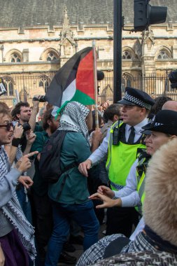 Londra, Birleşik Krallık, 6 Eylül 2025: - Filistin yanlısı protestocular Meclis Meydanı 'nda polisle boğuşuyor