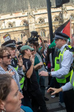 Londra, Birleşik Krallık, 6 Eylül 2025: - Filistin yanlısı protestocular Meclis Meydanı 'nda polisle boğuşuyor