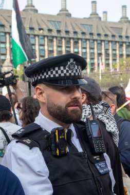 Londra, Birleşik Krallık, 6 Eylül 2025: - Filistin yanlısı protestocular Meclis Meydanı 'nda polisle boğuşuyor