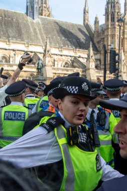 Londra, Birleşik Krallık, 6 Eylül 2025: Parlamento Meydanı 'nda Filistin yanlısı protestoculara karşı polis memurları toplandı