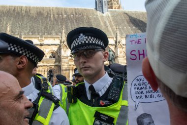 Londra, Birleşik Krallık, 6 Eylül 2025: Parlamento Meydanı 'nda Filistin yanlısı protestoculara karşı polis memurları toplandı