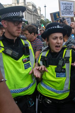 Londra, Birleşik Krallık, 6 Eylül 2025: Parlamento Meydanı 'nda Filistin yanlısı protestoculara karşı polis memurları toplandı