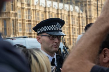 Londra, Birleşik Krallık, 6 Eylül 2025: Parlamento Meydanı 'nda Filistin yanlısı protestoculara karşı polis memurları toplandı