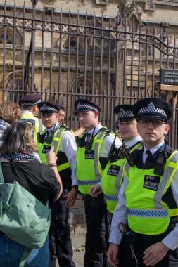 Londra, Birleşik Krallık, 6 Eylül 2025 - Parlamento Meydanı 'ndaki Filistin yanlısı protestocular bir dizi polisle konuştu