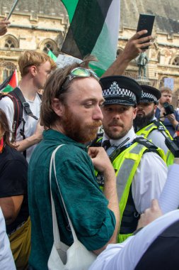 Londra, Birleşik Krallık, 6 Eylül 2025 - Pro Filistin Protestocuları ve Parlamento Meydanı Metropolitan Polisi üyeleri 