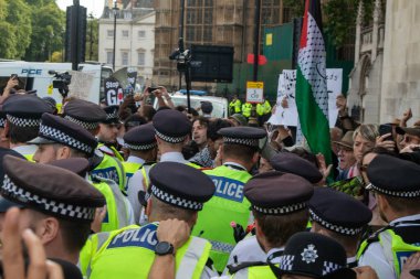 Londra, Birleşik Krallık, 6 Eylül 2025: - Parlamento Meydanı 'nda Pro Filistin Protestocuları Metropolitan Polis Teşkilatı' ndan anılarla boğuşuyor