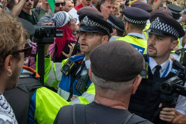 Londra, Birleşik Krallık, 6 Eylül 2025: - Parlamento Meydanı 'nda Pro Filistin Protestocuları Metropolitan Polis Teşkilatı' ndan anılarla boğuşuyor