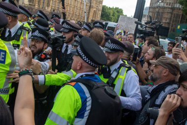 Londra, Birleşik Krallık, 6 Eylül 2025: - Parlamento Meydanı 'nda Pro Filistin Protestocuları Metropolitan Polis Teşkilatı' ndan anılarla boğuşuyor