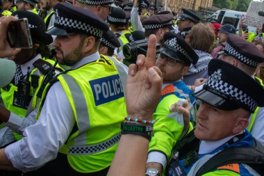 Londra, Birleşik Krallık, 6 Eylül 2025: - Parlamento Meydanı 'nda Pro Filistin Protestocuları Metropolitan Polis Teşkilatı' ndan anılarla boğuşuyor