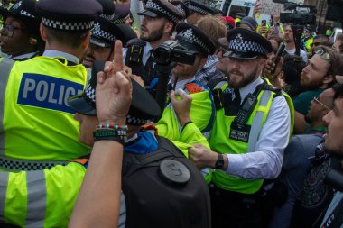 Londra, Birleşik Krallık, 6 Eylül 2025: - Parlamento Meydanı 'nda Pro Filistin Protestocuları Metropolitan Polis Teşkilatı' ndan anılarla boğuşuyor