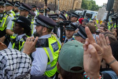 Londra, Birleşik Krallık, 6 Eylül 2025: - Parlamento Meydanı 'nda Pro Filistin Protestocuları Metropolitan Polis Teşkilatı' ndan anılarla boğuşuyor