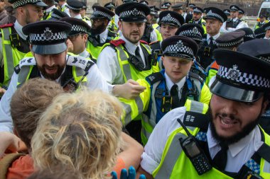 Londra, Birleşik Krallık, 6 Eylül 2025: - Parlamento Meydanı 'nda Pro Filistin Protestocuları Metropolitan Polis Teşkilatı' ndan anılarla boğuşuyor