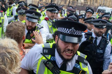Londra, Birleşik Krallık, 6 Eylül 2025: - Parlamento Meydanı 'nda Pro Filistin Protestocuları Metropolitan Polis Teşkilatı' ndan anılarla boğuşuyor