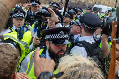 Londra, Birleşik Krallık, 6 Eylül 2025: - Parlamento Meydanı 'nda Pro Filistin Protestocuları Metropolitan Polis Teşkilatı' ndan anılarla boğuşuyor