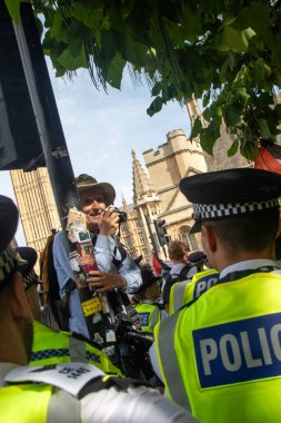 Londra, Birleşik Krallık, 6 Eylül 2025 Metropolitan Polis Teşkilatı üyesi Parlamento Meydanı 'ndaki Pro Filistin Protestocuları' na girdi.