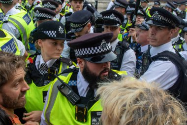 Londra, Birleşik Krallık, 6 Eylül 2025: - Parlamento Meydanı 'nda Pro Filistin Protestocuları Metropolitan Polis Teşkilatı' ndan anılarla boğuşuyor