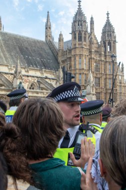 Londra, Birleşik Krallık, 6 Eylül 2025: - Parlamento Meydanı 'nda Pro Filistin Protestocuları Metropolitan Polis Teşkilatı' ndan anılarla boğuşuyor