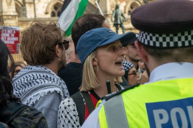 Londra, Birleşik Krallık, 6 Eylül 2025: - Parlamento Meydanı 'ndaki Pro Filistin Protestocuları Metropolitan Polisi üyelerine bağırdı
