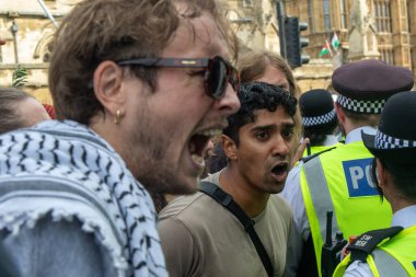 Londra, Birleşik Krallık, 6 Eylül 2025: - Parlamento Meydanı 'ndaki Pro Filistin Protestocuları Metropolitan Polisi üyelerine bağırdı