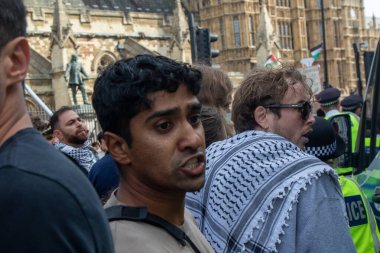 Londra, Birleşik Krallık, 6 Eylül 2025: - Parlamento Meydanı 'ndaki Pro Filistin Protestocuları Metropolitan Polisi üyelerine bağırdı