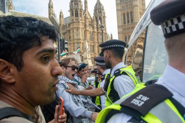Londra, Birleşik Krallık, 6 Eylül 2025: - Parlamento Meydanı 'ndaki Filistin yanlısı protestocular polis memurları tarafından itildi
