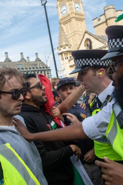 Londra, Birleşik Krallık, 6 Eylül 2025 - Pro Filistin Protestocuları Meclis Meydanı 'ndaki Metropolitan Polisi tarafından itildi
