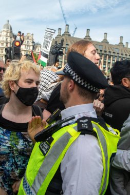 Londra, Birleşik Krallık, 6 Eylül 2025 - Pro Filistin Protestocuları ve Meclis Meydanı 'nda Metropolitan Polis Kavgası Üyeleri