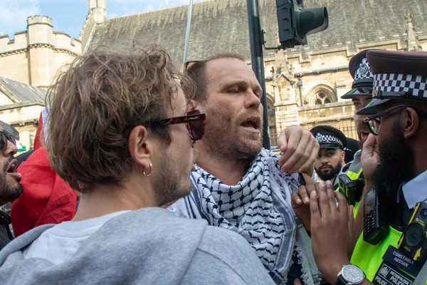 Londra, Birleşik Krallık, 6 Eylül 2025 - Pro Filistin Protestocuları Meclis Meydanı 'ndaki polis üyelerine açıklama yaptı