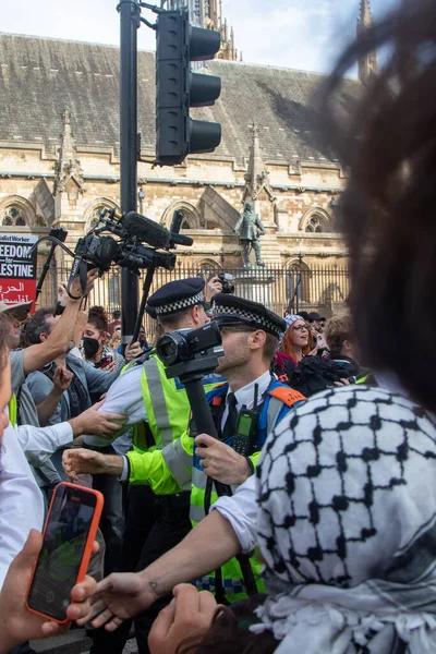 Londra, Birleşik Krallık, 6 Eylül 2025: - Filistin yanlısı protestocular Meclis Meydanı 'nda polisle boğuşuyor