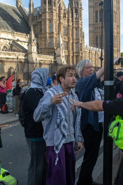 Londra, Birleşik Krallık, 6 Eylül 2025: - Pro Filistin Protestocuları Parlamento Meydanı 'ndaki polis memurlarına bağırdılar